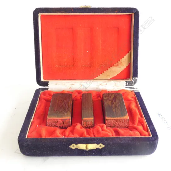 SET 3 WOODEN CHOPS IN VELVET BOX 