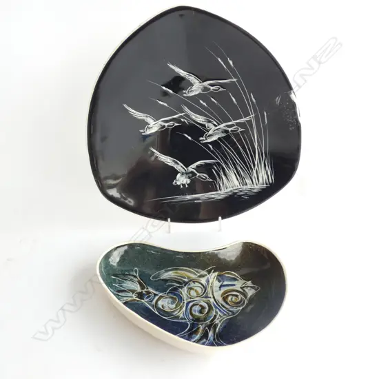 HANDPAINTED FLYING DUCKS DISH AUSTRALIAN DIANA? + JAN BATTE. AUSTRALIA SLIPCASE PLATE D290MM  + 225MM