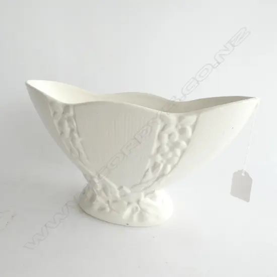 CROWN LYNN ROYDEN POTTERY WHITE VASE #553 L. 295MM