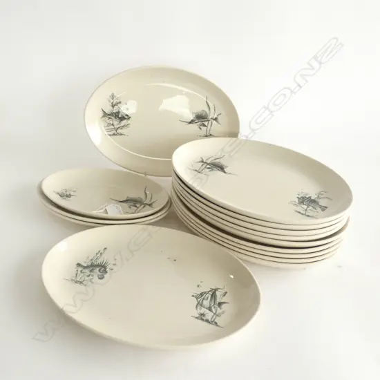 14 CROWN LYNN FISH PLATES L. 285MM