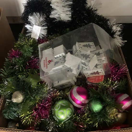 BOX LOT XMAS DECORATIONS 