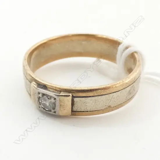 RING, 2 TONE 9ct GOLD, WITH LARGER DIAMOND 5.6gm