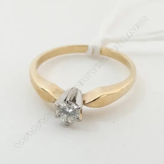 RING, LADIES APPROX .20 ct DIAMOND, 9ct GOLD, LOVELY RING