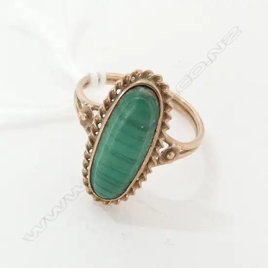 RING, LADIES, 9ct VINTAGE, MALACHITE, CIRCA 1940s