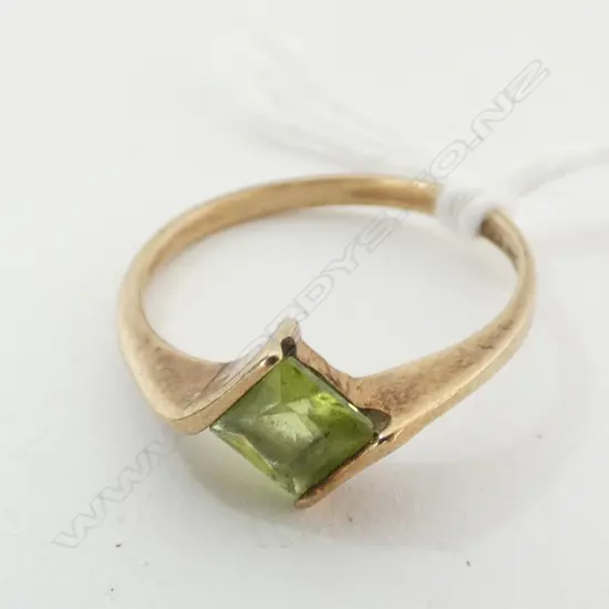 VINTAGE RING, 9ct AND PERIDOT. 1.8 gm