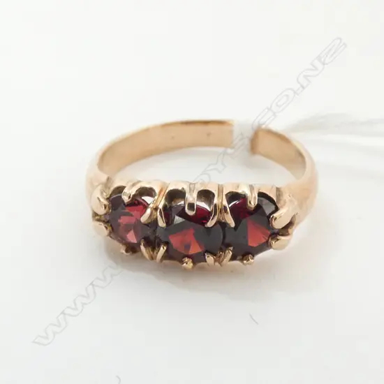 RING, LADIES, 9ct VINTAGE WITH 3 GARNETS