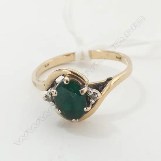 RING, LADIES, 9ct, GREEN STONE WITH 2 SMALLER WHITE STONES ON SHOULDERS