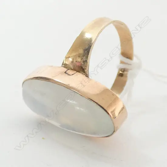 RING LADIES VINTAGE, MOONSTONE SET IN 9ct GOLD, 4.6 gm