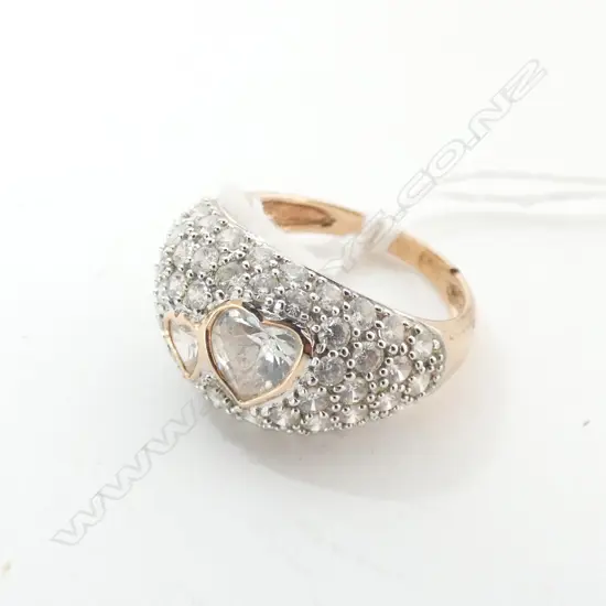 RING LADIES IN 14ct GOLD SET WITH WHITE STONES, 4.8gm