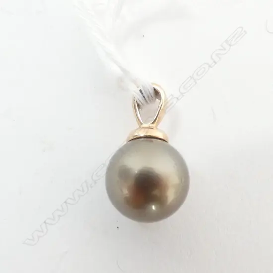 PENDANT, LARGE GREY PEARL (10mm) SET IN 9ct GOLD
