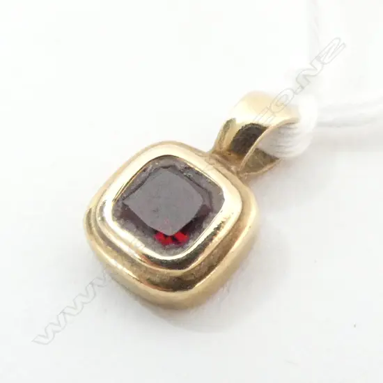 PENDANT, RED STONE SET IN 9ct GOLD