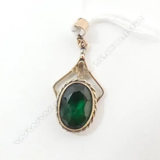  PENDANT, GREEN STONE SET IN 9ct GOLD