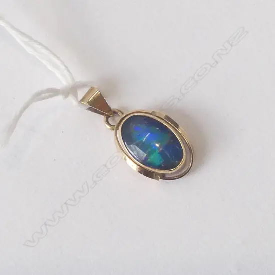PENDANT, OPAL SET IN 9ct GOLD