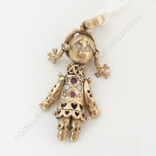 PENDANT SET IN 9ct GOLD, 'RAGDOLL' SET WITH 4 WHITE SAPPS AND 2 RUBIES, 6.5gm