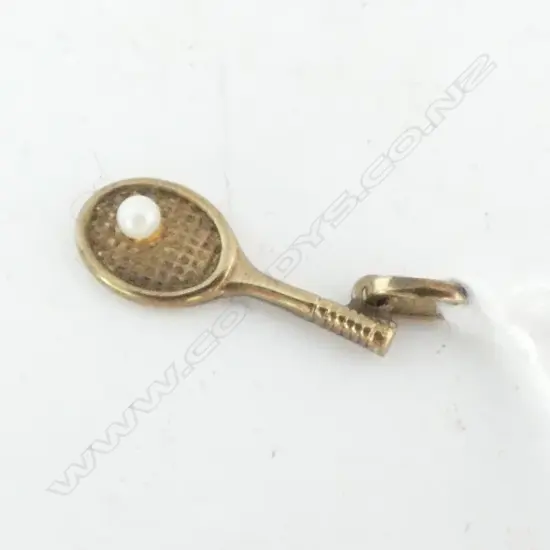 PENDANT, TENNIS RACQUET AND BALL, SET IN 8ct GOLD