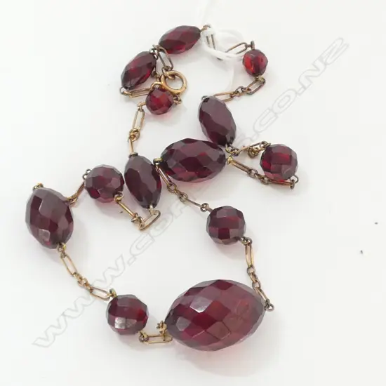 NECKLACE, GRADUATED RED STONES (GARNETS) CHAIN TESTS AS 9ct GOLD, 480mm LONG