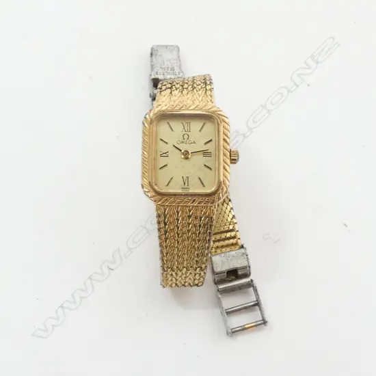 LADIES OMEGA WATCH, QUARTZ, NEEDS A BATTERY