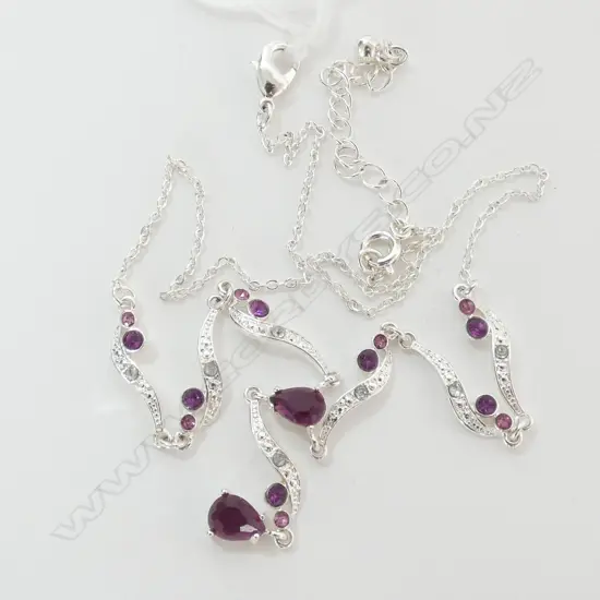 NECKLACE, SET WITH 15 STONES