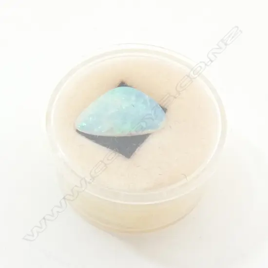 OPAL, 4.1ct, BLUE AND BRIGHT GREEN CLOURS