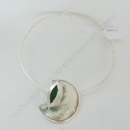 CONTEMPORARY SILVER COLLAR NECKLACE WITH RONDEL OF CARVED M-O-P SHELL & EMERALD