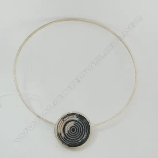 CONTEMPORARY SILVER COLLAR NECKLACE WITH RONDEL OF CARVED ABALONE SHELL