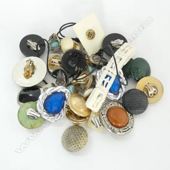 BAG ASSORTED COSTUME EARRINGS