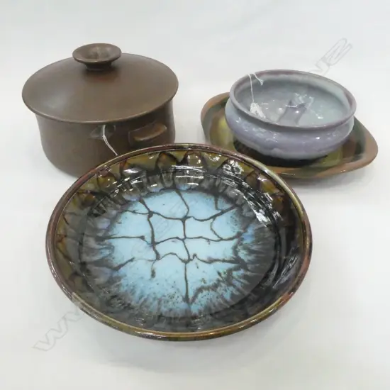 FOUR PCS NZ POTTERY INCL. TEMUKA POTTERY LIDDED CASSEROLE DISH 