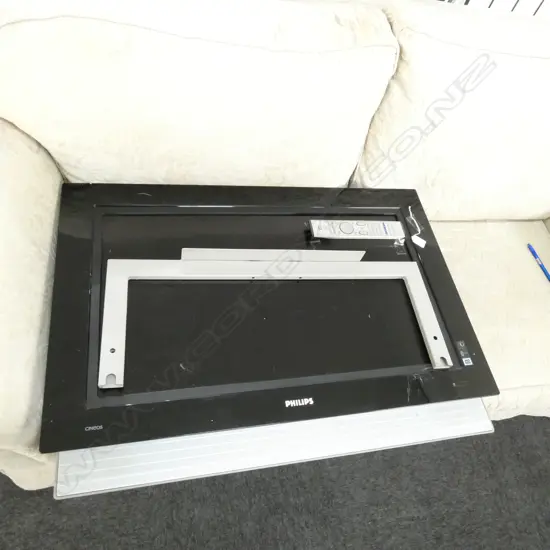 PHILIPS TV w REMOTE & WALL BRACKET