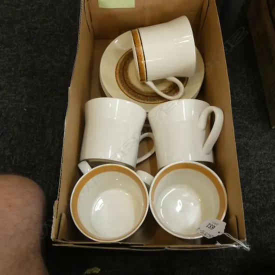 SM BOX LOT CROWN LYNN IRONSTONE & FORMA CUPS & SAUCERS