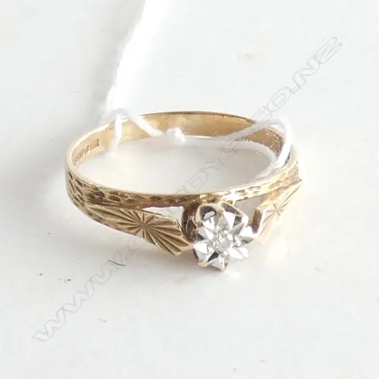 9CT GOLD & DIAMOND ENGAGEMENT RING ILLUSION SET