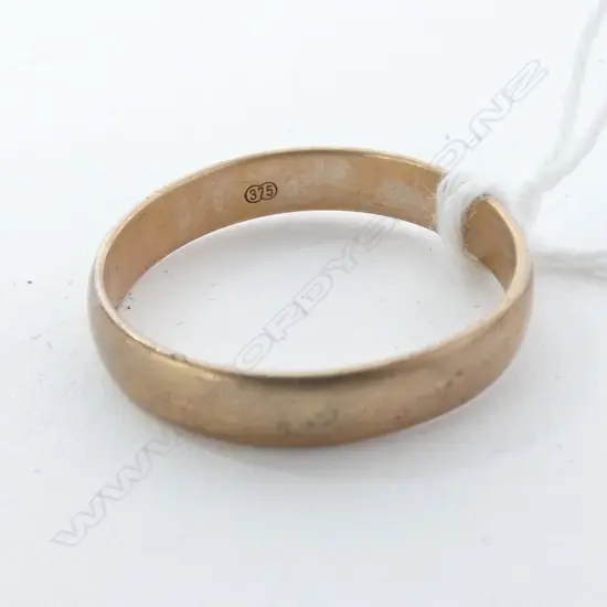 9ct YELLOW GOLD BANd RING 2.6gms