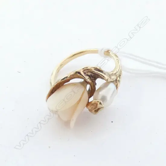 14 CT ANGEL SKIN CORAL & SEMI BAROQUE PEARL RING