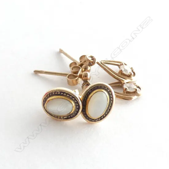 2 PRS GOLD STUD EARRINGS 14CT & 9CT. 3gm