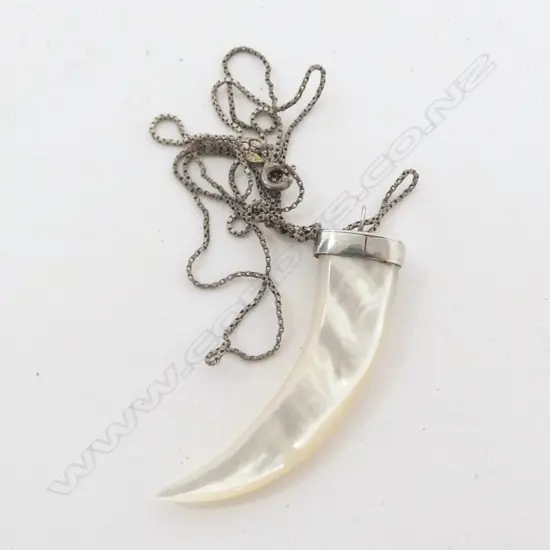 PENDANT ON CHAIN, MOP, ITALY STG SILVER