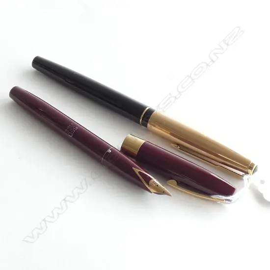 2 VINTAGE FOUNTAIN PENS: PARKER + SHEAFER 14CT NIB