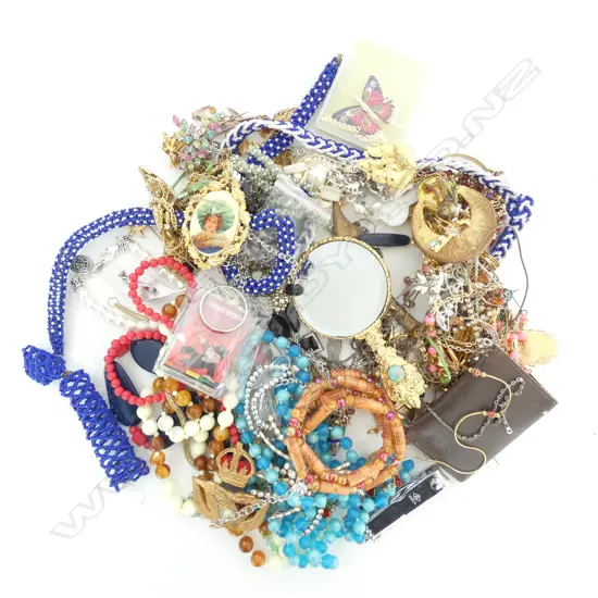 BAG OF COSTUME JEWELLERY