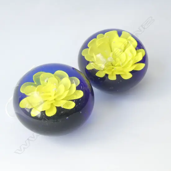 TWO ART GLASS PAPERWEIGHTS, DIA. 100MM
