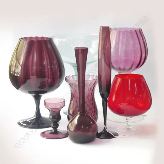 8 PCES COLOURED GLASS