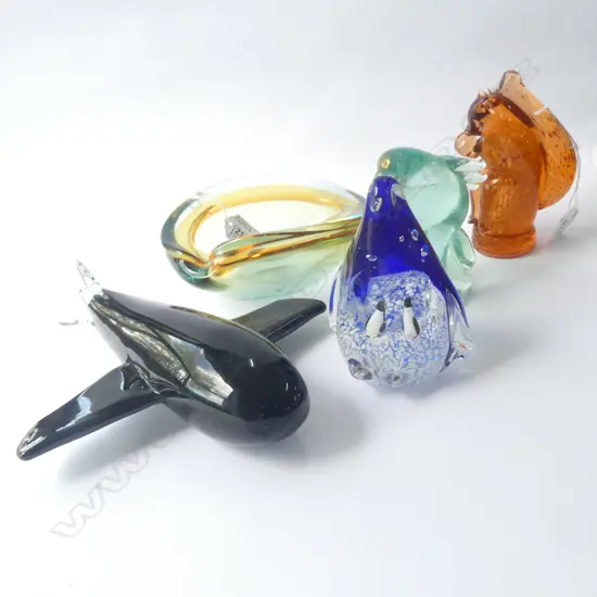 4 GLASS PAPERWEIGHTS INCL. PENGUIN, SQUIRREL C1979 & HEAVY ART GLASS BOWL 170X130MM