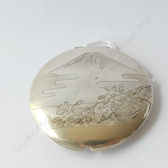 STG SILVER COMPACT  WITH MOUNTAIN SCENE STAMPED STG 950