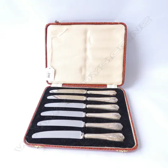 SILVER HANDLED PATÉ KNIVES LONDON 1935 (CORONATION OF GEORGE V) BOXED