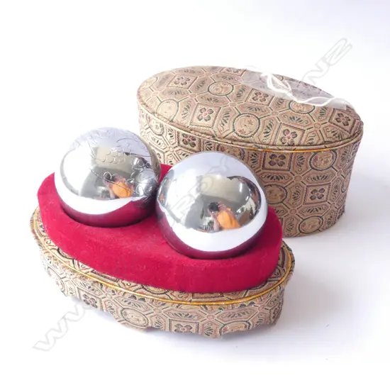 MUSICAL HAND EXERCISE BALLS  IN CASE