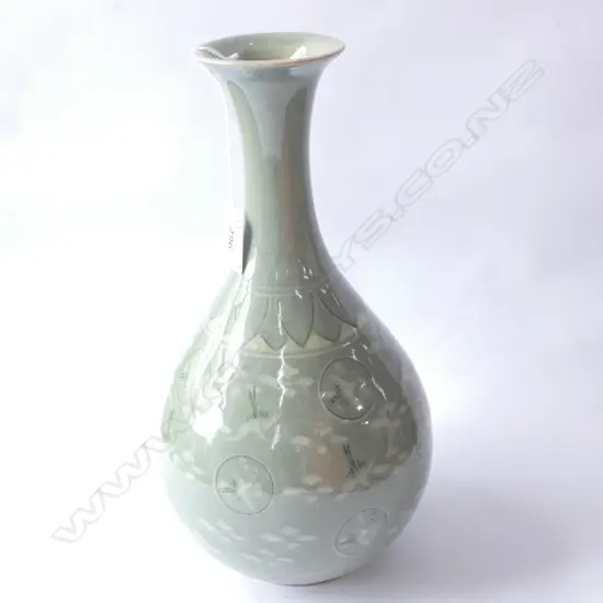 KOREAN IMPERIAL CELADON INCISED-PORCELAIN FLOWER VASE H. 330MM