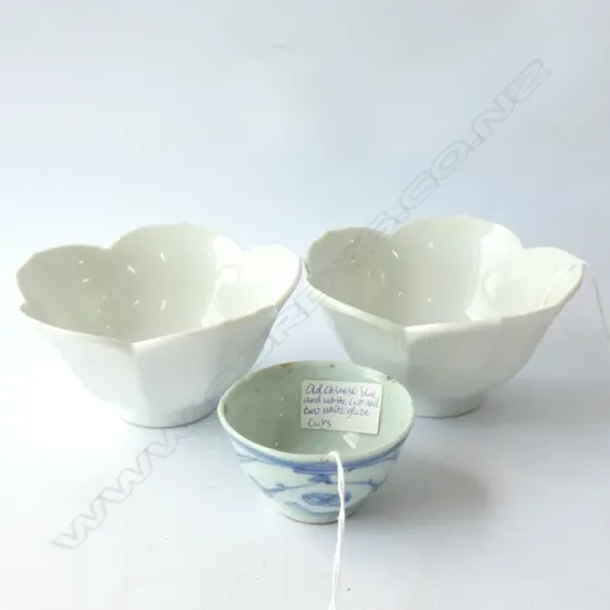 OLD CHINESE BLUE & WHITE CUP PLUS TWO WHITE GLAZE CUPS D 110 MM