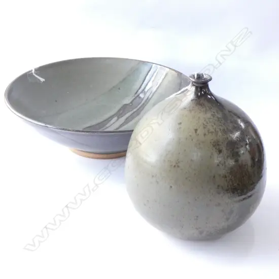 PETER STICHBERRY POTTERY BOWL - DIA 260MM & POTTERY GOURD SHAPED VASE H. 210MM - MARK TO BASE