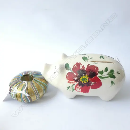 ISLE OF WIGHT GLASS VASE DIA 75MM (IN BOX) & POTTERY PIG MONEYBOX L. 150MM