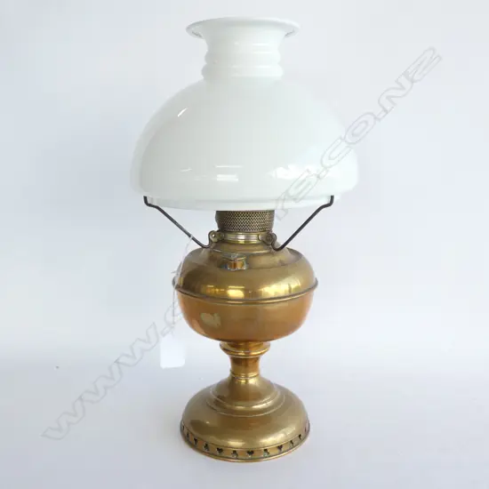 OLD MILLERS VESTAL (USA) BRASS  KEROSENE LAMP & WHITE GLASS SHADE. H. 410MM