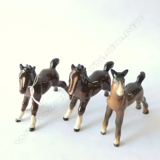 3 BESWICK FOALS L. 80MM