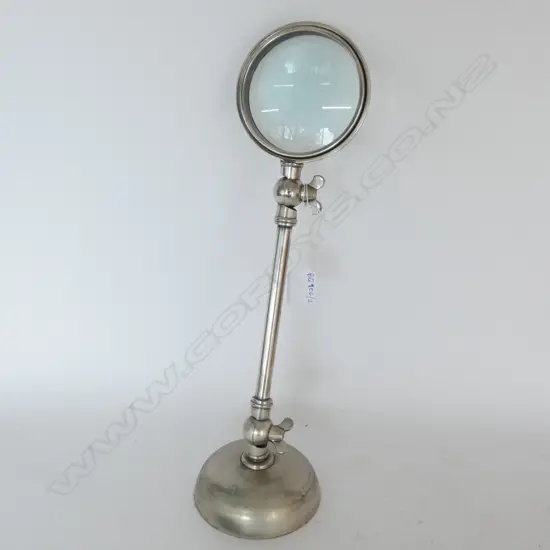 VINTAGE MAGNIFYING GLASS 