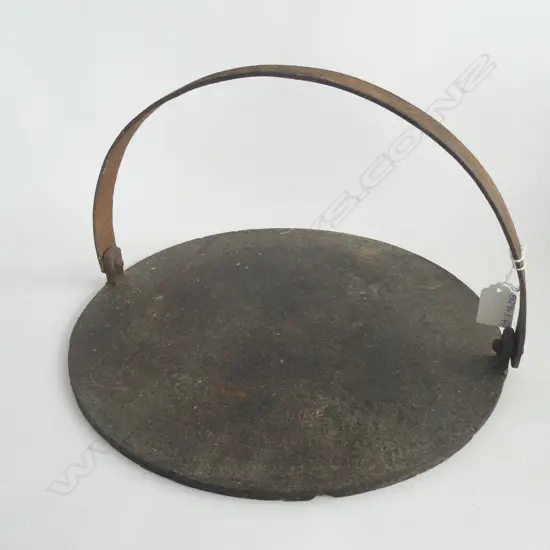OLD CIRCULAR FLAT GRIDDLE IRON WITH HANDLE. DIA. 350MM